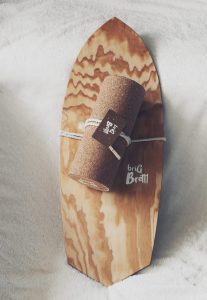 Balanceboard holt mit brigbrellt gravur in weis